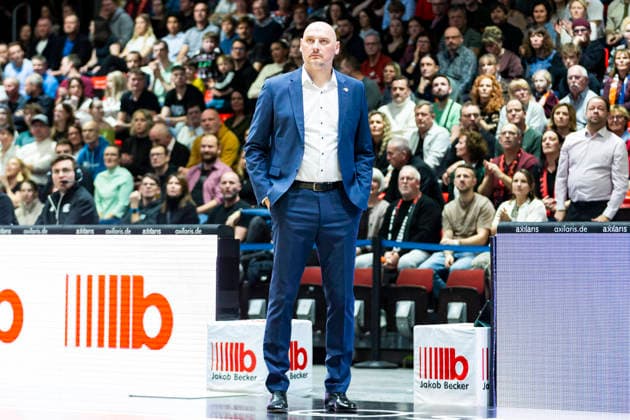 20 12 2025, xomx, Basketball easyCredit BBL Bundesliga, NINERS Chemnitz Rostock Seawolves v l Przemyslaw Frasunkiewick ROSTOCK SEAWOLVES Headcoach single image, clipping, Chemnitz