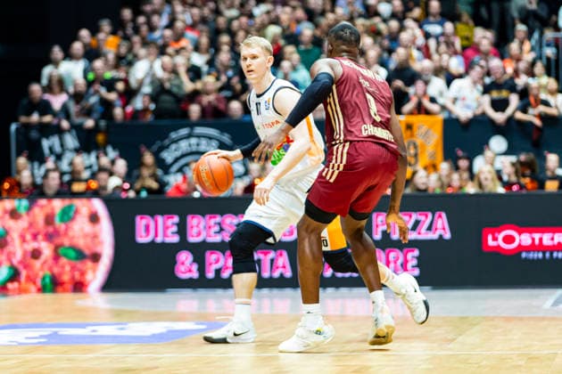 20 12 2025, xomx, Basketball easyCredit BBL Bundesliga, NINERS Chemnitz Rostock Seawolves v l Lukasz Kolenda ROSTOCK SEAWOLVES and John Newman III Niners Chemnitz in a duel on the ball Chemnitz