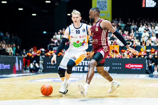 20 12 2025, xomx, Basketball easyCredit BBL Bundesliga, NINERS Chemnitz Rostock Seawolves v l Kevin Yebo Niners Chemnitz and Lukasz Kolenda ROSTOCK SEAWOLVES in a duel on the ball Chemnitz