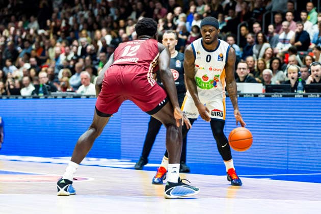 20 12 2025, xomx, Basketball easyCredit BBL Bundesliga, NINERS Chemnitz Rostock Seawolves v l TJ Crockett Jr ROSTOCK SEAWOLVES on the ball Amadou Sow Niners Chemnitz Chemnitz