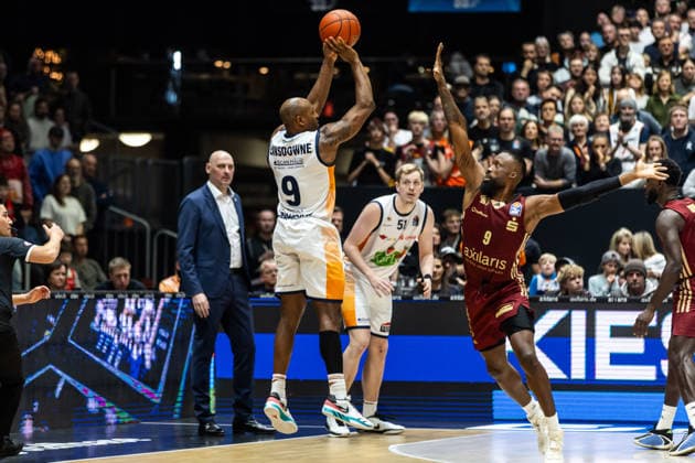 GER, easy Credit Basketball Bundesliga, Niners Chemnitz Rostock Seawolves 20 12 2025, Messe, Chemnitz, GER, easy Credit Basketball Bundesliga, Niners Chemnitz Rostock Seawolves DeAndre Lansdowne Rostock Seawolves 9 Foto Alexander Trienitz Chemnitz Messe Sachsen Germany