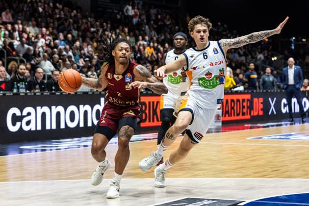 GER, easy Credit Basketball Bundesliga, Niners Chemnitz Rostock Seawolves 20 12 2025, Messe, Chemnitz, GER, easy Credit Basketball Bundesliga, Niners Chemnitz Rostock Seawolves Nike Sibande Niners Chemnitz, 2 , Luis Wulff Rostock Seawolves 6 Foto Alexander Trienitz Chemnitz Messe Sachsen Germany