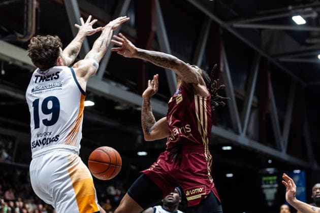GER, easy Credit Basketball Bundesliga, Niners Chemnitz Rostock Seawolves 20 12 2025, Messe, Chemnitz, GER, easy Credit Basketball Bundesliga, Niners Chemnitz Rostock Seawolves Nike Sibande Niners Chemnitz, 2 , Sid Marlon Theis Rostock Seawolves 19 Foto Alexander Trienitz Chemnitz Messe Sachsen Germany