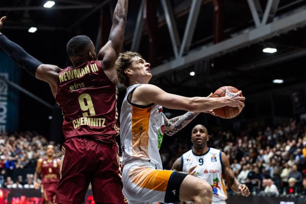 GER, easy Credit Basketball Bundesliga, Niners Chemnitz Rostock Seawolves 20 12 2025, Messe, Chemnitz, GER, easy Credit Basketball Bundesliga, Niners Chemnitz Rostock Seawolves Luis Wulff Rostock Seawolves 6 , John Edward Newman III Niners Chemnitz, 9 Foto Alexander Trienitz Chemnitz Messe Sachsen Germany