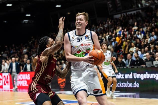 GER, easy Credit Basketball Bundesliga, Niners Chemnitz Rostock Seawolves 20 12 2025, Messe, Chemnitz, GER, easy Credit Basketball Bundesliga, Niners Chemnitz Rostock Seawolves Bent Leuchten Rostock Seawolves 51 , Nike Sibande Niners Chemnitz, 2 Foto Alexander Trienitz Chemnitz Messe Sachsen Germany