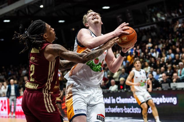 GER, easy Credit Basketball Bundesliga, Niners Chemnitz Rostock Seawolves 20 12 2025, Messe, Chemnitz, GER, easy Credit Basketball Bundesliga, Niners Chemnitz Rostock Seawolves Bent Leuchten Rostock Seawolves 51 , Nike Sibande Niners Chemnitz, 2 Foto Alexander Trienitz Chemnitz Messe Sachsen Germany