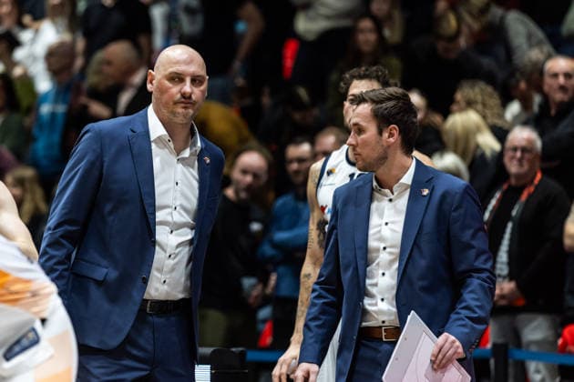 GER, easy Credit Basketball Bundesliga, Niners Chemnitz Rostock Seawolves 20 12 2025, Messe, Chemnitz, GER, easy Credit Basketball Bundesliga, Niners Chemnitz Rostock Seawolves Przemyslaw Frasunkiewicz Head Coach , Rostock Seawolves with Tom Schmidt Assistant Coach , Rostock Seawolves Photo Alexander Trienitz Chemnitz Messe Sachsen Germany