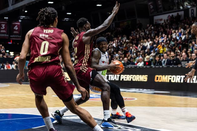 GER, easy Credit Basketball Bundesliga, Niners Chemnitz Rostock Seawolves 20 12 2025, Messe, Chemnitz, GER, easy Credit Basketball Bundesliga, Niners Chemnitz Rostock Seawolves TJ Crockett Jr Rostock Seawolves 0 , Amadou Sow Niners Chemnitz, 12 Foto Alexander Trienitz Chemnitz Messe Sachsen Germany