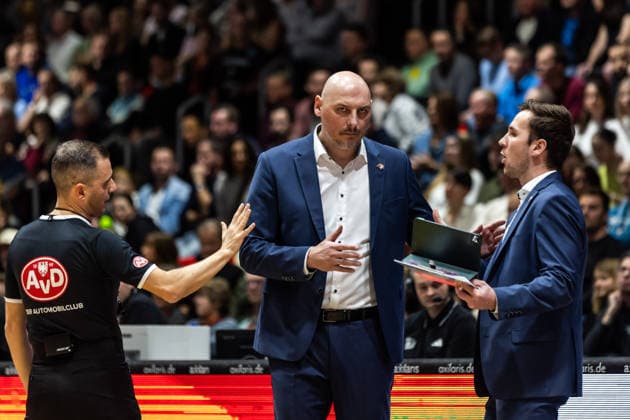 GER, easy Credit Basketball Bundesliga, Niners Chemnitz Rostock Seawolves 20 12 2025, Messe, Chemnitz, GER, easy Credit Basketball Bundesliga, Niners Chemnitz Rostock Seawolves Przemyslaw Frasunkiewicz Head Coach , Rostock Seawolves with Tom Schmidt Assistant Coach , Rostock Seawolves Photo Alexander Trienitz Chemnitz Messe Sachsen Germany