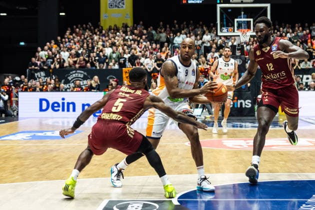 GER, easy Credit Basketball Bundesliga, Niners Chemnitz Rostock Seawolves 20 12 2025, Messe, Chemnitz, GER, easy Credit Basketball Bundesliga, Niners Chemnitz Rostock Seawolves DeAndre Lansdowne Rostock Seawolves 9 , Corey Davis Jr Niners Chemnitz, 5 Foto Alexander Trienitz Chemnitz Messe Sachsen Germany