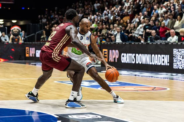 GER, easy Credit Basketball Bundesliga, Niners Chemnitz Rostock Seawolves 20 12 2025, Messe, Chemnitz, GER, easy Credit Basketball Bundesliga, Niners Chemnitz Rostock Seawolves DeAndre Lansdowne Rostock Seawolves 9 , Amadou Sow Niners Chemnitz, 12 Foto Alexander Trienitz Chemnitz Messe Sachsen Germany
