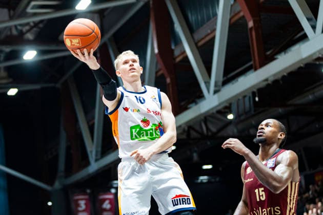 20 12 2025, xomx, Basketball easyCredit BBL Bundesliga, NINERS Chemnitz Rostock Seawolves v l Lukasz Kolenda ROSTOCK SEAWOLVES on the ball Tyron Brewer Niners Chemnitz Chemnitz