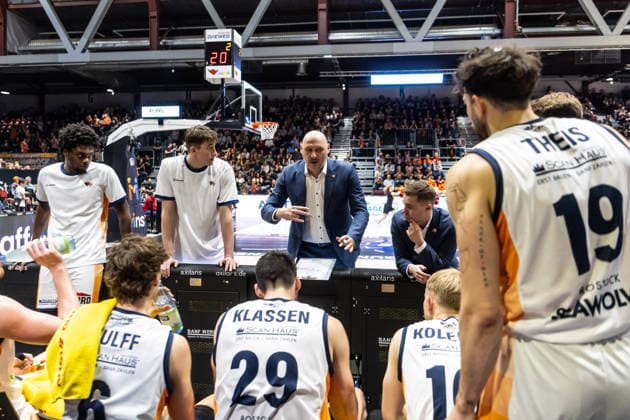 GER, easy Credit Basketball Bundesliga, Niners Chemnitz Rostock Seawolves 20 12 2025, Messe, Chemnitz, GER, easy Credit Basketball Bundesliga, Niners Chemnitz Rostock Seawolves Przemyslaw Frasunkiewicz Head Coach , Rostock Seawolves talks to his players Photo Alexander Trienitz Chemnitz Messe Sachsen Germany