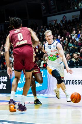 20 12 2025, xomx, Basketball easyCredit BBL Bundesliga, NINERS Chemnitz Rostock Seawolves v l Lukasz Kolenda ROSTOCK SEAWOLVES on the ball Kevin Yebo Niners Chemnitz Chemnitz
