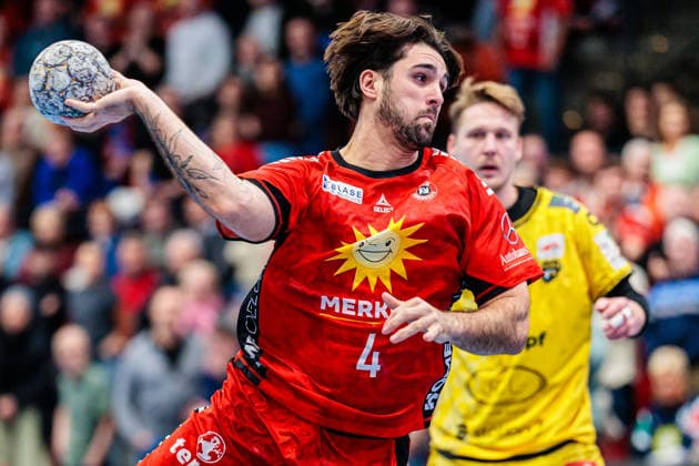 Max Santos TuS N Luebbecke, 04 in goal throw GER, TuS N Luebbecke vs HSG Krefeld Niederrhein, Handball, 2 Bundesliga, Matchday 16, Season 2025 2026, 20 12 2025 GER, TuS N Luebbecke vs HSG Krefeld Niederrhein, Handball, 2 Bundesliga, Matchday 16, Season 2025 2026, 20 12 2025 Luebbecke Copyright: xEibner-Pressefoto JanxRollingerx EP_JSK