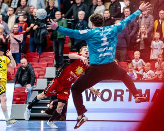 f l Alexander Schulze TuS N Luebbecke, 14 , Finn Ruespeler HSG Krefeld Niederrhein, 01 GER, TuS N Luebbecke vs HSG Krefeld Niederrhein, Handball, 2 Bundesliga, Matchday 16, Season 2025 2026, 20 12 2025 GER, TuS N Luebbecke vs HSG Krefeld Niederrhein, Handball, 2 Bundesliga, Matchday 16, Season 2025 2026, 20 12 2025 Luebbecke Copyright: xEibner-Pressefoto JanxRollingerx EP_JSK