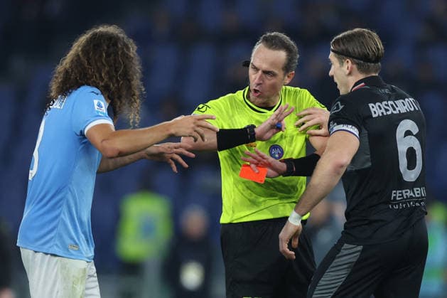 CALCIO - Serie A - SS Lazio vs US Cremonese Rome, Italy - December 20, 2025: Matteo Guendouzi of S.S. Lazio protest with Luca Pairetto during the Serie A Enilive 2025-2026 football match between SS Lazio vs US Cremonese at Olympic Stadium. Rome Italy  Copyright: xIPAxSport ABACAx