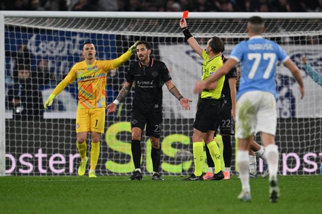 CALCIO - Serie A - SS Lazio vs US Cremonese Referee Luca Pairetto send off Federico Ceccherini of U.S. Cremonese during the 16th day of the Serie A Championship between S.S. Lazio and U.S. Cremonese at the Olympic Stadium on December 20, 2025 in Rome, Italy. Rome Italy  Copyright: xIPAxSport ABACAx