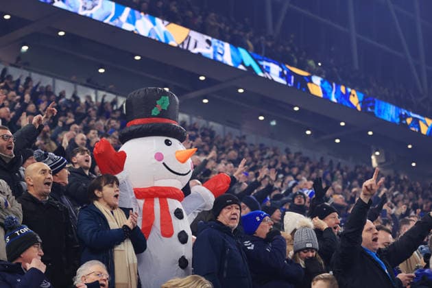 Fußball Premier League Everton gegen Arsenal 20. Dezember 2025 Premier League Everton gegen Arsenal Ein als Schneemann verkleideter Fan schaut zu Foto Simon Stacpoole Abseits Liverpool UK  Copyright: xSimonxStacpoolexOffside