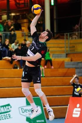 Yoan David 7 TSV Haching Munich serving Yoan David 7 TSV Haching Munich serving Copyright: xspeedshotx