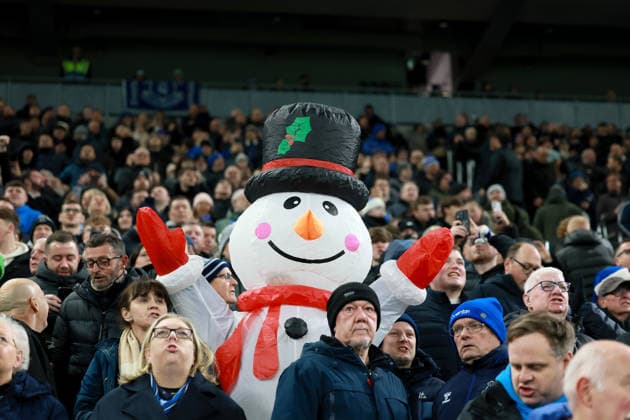 Everton v Arsenal - Premier League Everton supporter dressed as a snowman in the stand during the Premier League match between Everton and Arsenal at Hill Dickinson on December 20, 2025 in Liverpool, England. Liverpool Hill Dickinson Stadium England United Kingdom Copyright: xRichardxSellers Sportsphoto APLx 14144753
