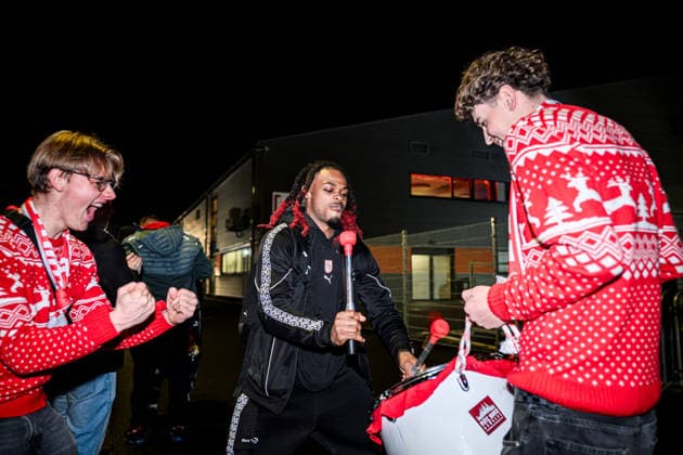 easycredit BBL Basketball Bundesliga 2025 2026 11 Matchday 20 12 2025 Science City Jena vs BMA365 Bamberg Baskets Bambergs top scorer Cobe Williams drums with the fans in the parking lot after the win in Jena Sparkassen Arena