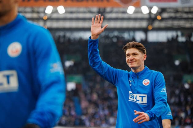 Ryan Naderi Rostock greets his family GER, FC Hansa Rostock vs 1 FC Saarbrücken, Football, Men, 3 Liga, Matchday 19, Season 2025 2026, 20 12 2025 Rostock Ostseestadion Mecklenburg Vorpommern Germany