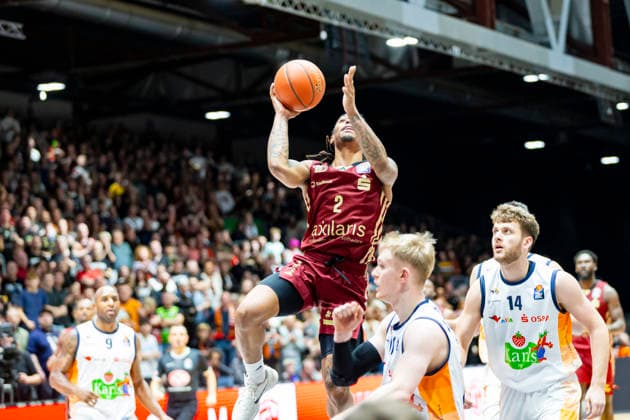20 12 2025, xomx, Basketball easyCredit BBL Bundesliga, NINERS Chemnitz Rostock Seawolves v l Nike Sibande Niners Chemnitz am Ball Chemnitz
