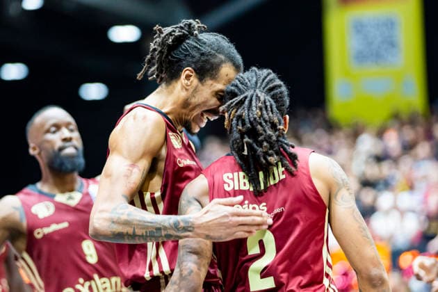 20 12 2025, xomx, Basketball easyCredit BBL Bundesliga, NINERS Chemnitz Rostock Seawolves v l Kevin Yebo Niners Chemnitz and Nike Sibande Niners Chemnitz jubel Chemnitz