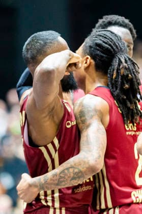 20 12 2025, xomx, Basketball easyCredit BBL Bundesliga, NINERS Chemnitz Rostock Seawolves v l John Newman III Niners Chemnitz and Nike Sibande Niners Chemnitz jubel Chemnitz
