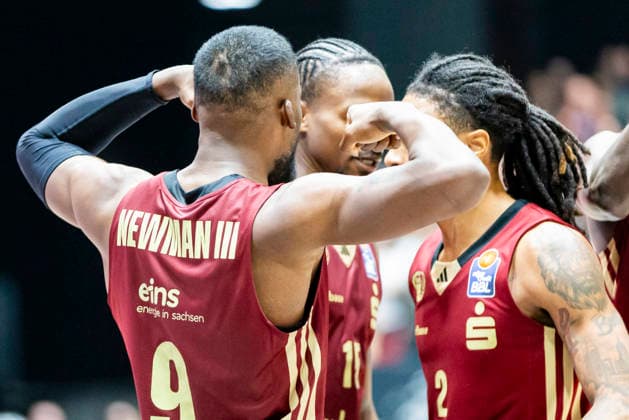 20 12 2025, xomx, Basketball easyCredit BBL Bundesliga, NINERS Chemnitz Rostock Seawolves v l John Newman III Niners Chemnitz and Nike Sibande Niners Chemnitz jubel Chemnitz
