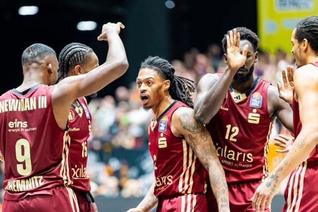 20 12 2025, xomx, Basketball easyCredit BBL Bundesliga, NINERS Chemnitz Rostock Seawolves v l John Newman III Niners Chemnitz and Nike Sibande Niners Chemnitz jubel Amadou Sow Niners Chemnitz Chemnitz