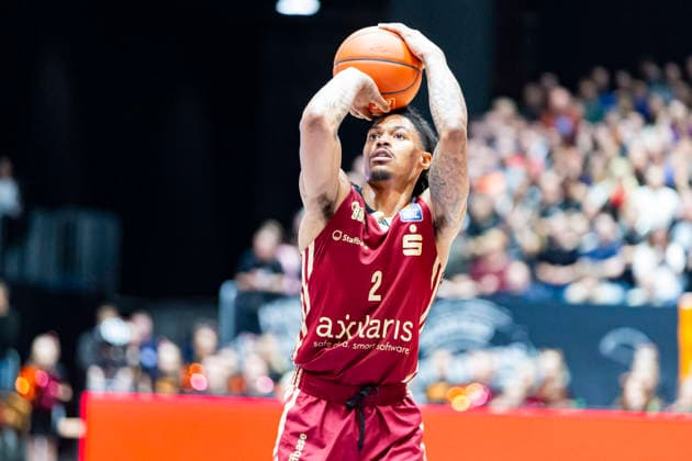 20 12 2025, xomx, Basketball easyCredit BBL Bundesliga, NINERS Chemnitz Rostock Seawolves v l Nike Sibande Niners Chemnitz on the ball Portrait, Portraet, Chemnitz