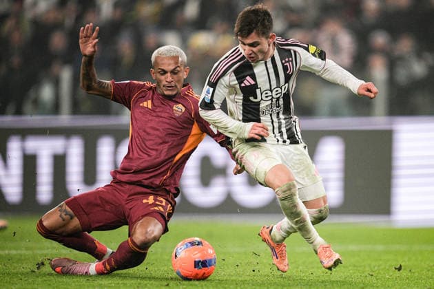 RomaÕs Wesley fights for the ball with JuventusÕ Francisco Conceicao during the Serie A soccer match between Juventus and Roma at the Allianz Stadium in Turin, north west Italy - Saturday, December 20, 2025. - Soccer .  Copyright: xMarcoxAlpozzi LaPressex