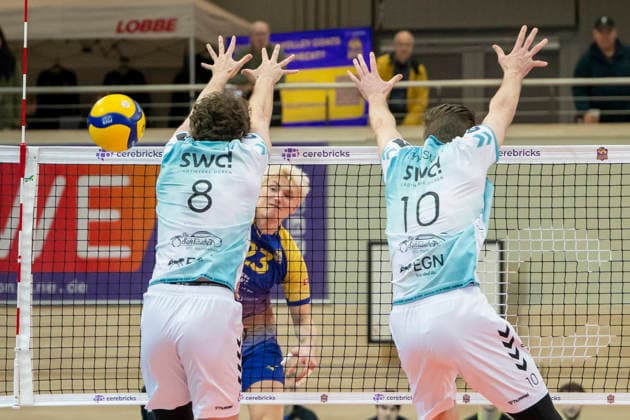 1 Volleyball Bundesliga Season 2025 2026 Cerebricks Volley Goats Mitteldeutschland vs SWD Powervolleys Düren Halle, Germany 20 December 2025 In the picture from left Robin Baghdady Dueren ,Samuel Schellenberg Bitterfeld and Petteri Samuli Tyynismaa Dueren Halle Saale swh Arena Sachsen Anhalt Germany