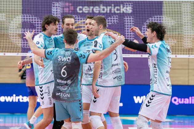 1 Volleyball Bundesliga Season 2025 2026 Cerebricks Volley Goats Mitteldeutschland vs SWD Powervolleys Düren Halle, Germany December 20, 2025 In the picture The team from Dueren cheers about a point win, jubilation, joy, emotion, Halle Saale swh Arena Sachsen Anhalt Germany