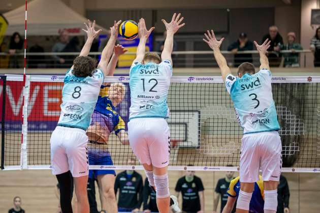 1 Volleyball Bundesliga Season 2025 2026 Cerebricks Volley Goats Mitteldeutschland vs SWD Powervolleys Düren Halle, Germany 20 December 2025 Pictured from left Robin Baghdady Dueren , Samuel Schellenberg Bitterfeld , Siebe Korenblek Dueren and Joris Benjamin Berkhout Dueren Halle Saale swh Arena Sachsen Anhalt Germany