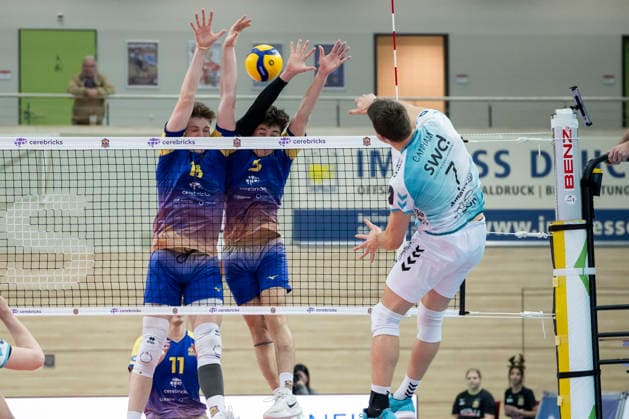 1 Volleyball Bundesliga Season 2025 2026 Cerebricks Volley Goats Mitteldeutschland vs SWD Powervolleys Düren Halle, Germany 20 December 2025 Pictured from left Dax Tompkins Bitterfeld , Sebastian Lara Bitterfeld and Jordan Alexander Canham Dueren Halle Saale swh Arena Sachsen Anhalt Germany