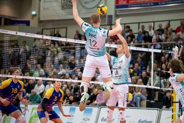 1 Volleyball Bundesliga Season 2025 2026 Cerebricks Volley Goats Mitteldeutschland vs SWD Powervolleys Düren Halle, Germany 20 December 2025 In the picture from left Dax Tompkins Bitterfeld , Sebastian Lara Bitterfeld , Siebe Korenblek Dueren and Joris Benjamin Berkhout Dueren Halle Saale swh Arena Sachsen Anhalt Germany