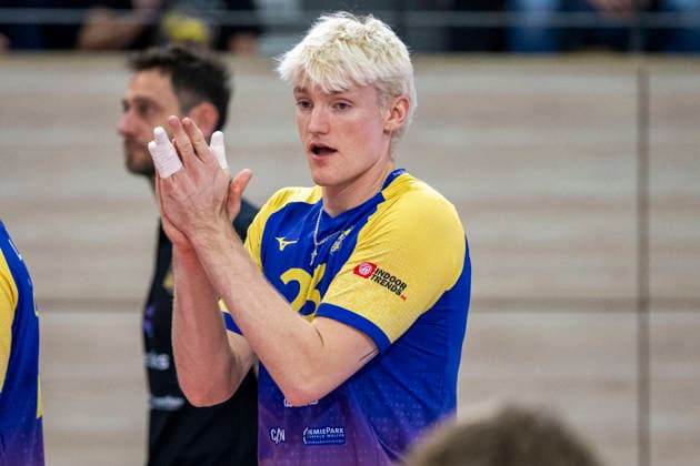 1 Volleyball Bundesliga Season 2025 2026 Cerebricks Volley Goats Mitteldeutschland vs SWD Powervolleys Düren Halle, Germany December 20, 2025 In the picture Samuel Schellenberg Bitterfeld gestures, gestures, gestures, Halle Saale swh Arena Sachsen Anhalt Germany