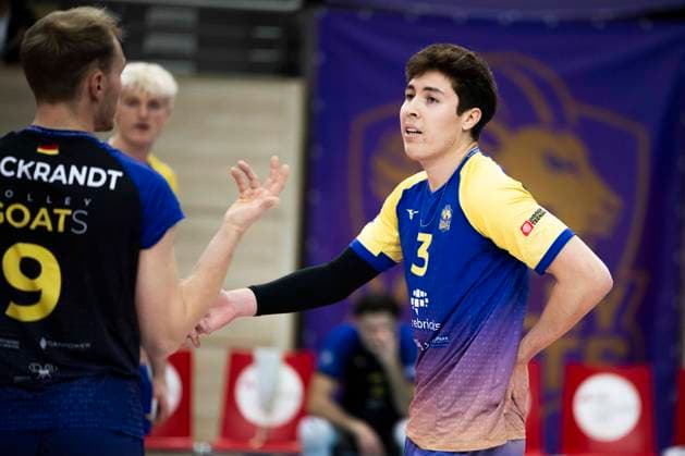 1 Volleyball Bundesliga Season 2025 2026 Cerebricks Volley Goats Mitteldeutschland vs SWD Powervolleys Düren Halle, Germany December 20, 2025 In the picture Sebastian Lara Bitterfeld Injured, injury, pain, Halle Saale swh Arena Sachsen Anhalt Germany