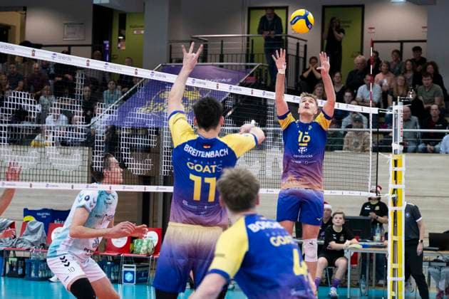 1 Volleyball Bundesliga Season 2025 2026 Cerebricks Volley Goats Mitteldeutschland vs SWD Powervolleys Düren Halle, Germany December 20, 2025 In the picture from left Nick Breitenbach Bitterfeld , Petteri Samuli Tyynismaa Dueren and Dax Tompkins Bitterfeld Halle Saale swh Arena Sachsen Anhalt Germany