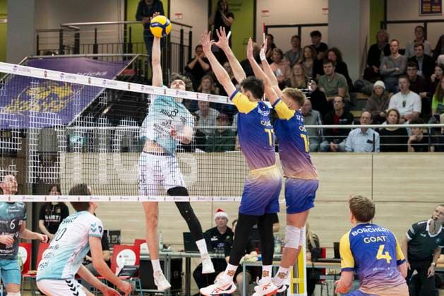 1 Volleyball Bundesliga season 2025 2026 Cerebricks Volley Goats Mitteldeutschland vs SWD Powervolleys Düren Halle, Germany 20 December 2025 In the picture from left Robin Baghdady Dueren , from left Nick Breitenbach Bitterfeld and Paul Stommel Bitterfeld Halle Saale swh Arena Sachsen Anhalt Germany