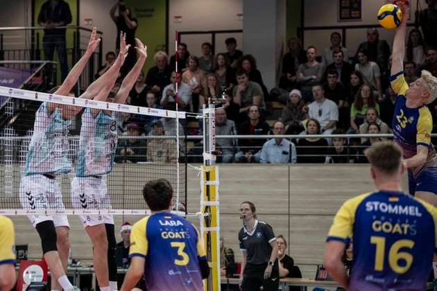1 Volleyball Bundesliga Season 2025 2026 Cerebricks Volley Goats Mitteldeutschland vs SWD Powervolleys Düren Halle, Germany 20 December 2025 In the picture from left Petteri Samuli Tyynismaa Dueren , Robin Baghdady Dueren , Sebastian Lara Bitterfeld and Samuel Schellenberg Bitterfeld Halle Saale swh Arena Sachsen Anhalt Germany