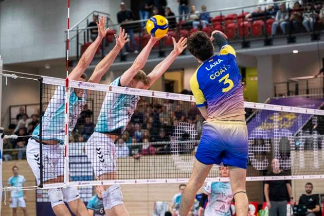 1 Volleyball Bundesliga Season 2025 2026 Cerebricks Volley Goats Mitteldeutschland vs SWD Powervolleys Düren Halle, Germany 20 December 2025 In the picture from left Jordan Alexander Canham Dueren , Siebe Korenblek Dueren and Sebastian Lara Bitterfeld Halle Saale swh Arena Sachsen Anhalt Germany