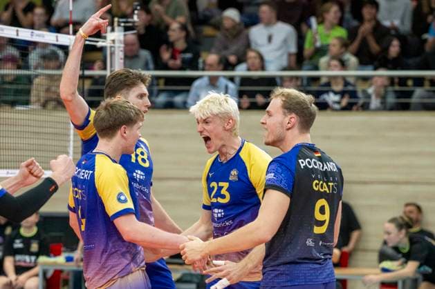 1 Volleyball Bundesliga Season 2025 2026 Cerebricks Volley Goats Mitteldeutschland vs SWD Powervolleys Düren Halle, Germany 20 December 2025 Pictured from left Tom Borchert Bitterfeld , Dax Tompkins Bitterfeld , Samuel Schellenberg Bitterfeld and Lukas Pockrandt Bitterfeld Halle Saale swh Arena Sachsen Anhalt Germany