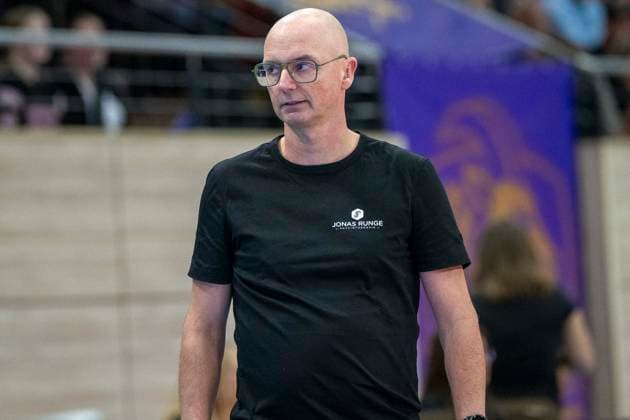 1 Volleyball Bundesliga Season 2025 2026 Cerebricks Volley Goats Mitteldeutschland vs SWD Powervolleys Düren Halle, Germany December 20, 2025 In the picture Coach Christophe Achten Dueren Halle Saale swh Arena Sachsen Anhalt Germany