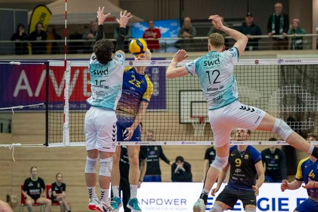 1 Volleyball Bundesliga Season 2025 2026 Cerebricks Volley Goats Mitteldeutschland vs SWD Powervolleys Düren Halle, Germany 20 December 2025 Pictured from left Zachary Peter Hutcheson Dueren , Samuel Schellenberg Bitterfeld and Siebe Korenblek Dueren Halle Saale swh Arena Sachsen Anhalt Germany