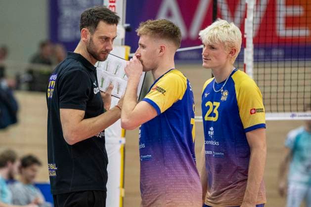 1 Volleyball Bundesliga Season 2025 2026 Cerebricks Volley Goats Mitteldeutschland vs SWD Powervolleys Düren Halle, Germany December 20, 2025 In the picture from left coach Christian Imhoff Bitterfeld , Paul Stommel Bitterfeld and Samuel Schellenberg Bitterfeld Halle Saale swh Arena Sachsen Anhalt Germany