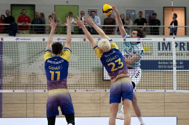 1 Volleyball Bundesliga Season 2025 2026 Cerebricks Volley Goats Mitteldeutschland vs SWD Powervolleys Düren Halle, Germany 20 December 2025 Pictured from left Nick Breitenbach Bitterfeld , Samuel Schellenberg Bitterfeld and Robin Baghdady Dueren Halle Saale swh Arena Sachsen Anhalt Germany